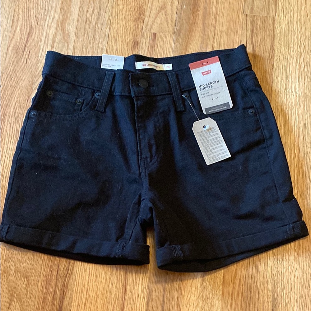 Levi’s Mid-Length Short
